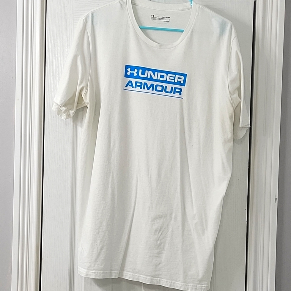 UA Men's SS Graphic WM Tee.
